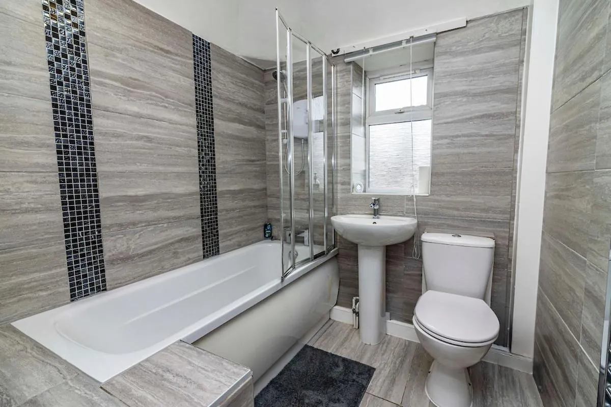 Entire Stylish Family Home With Free Parking Νότιγχαμ Βίλα