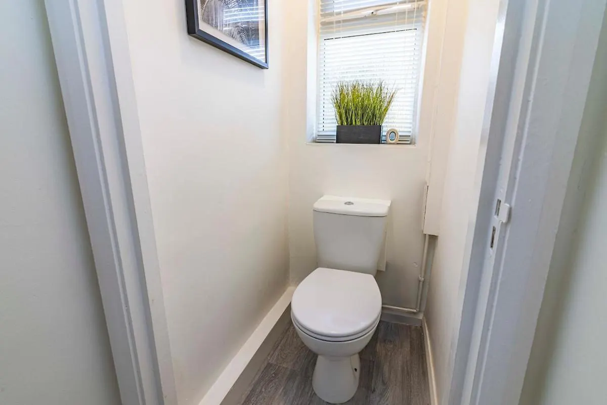 Entire Stylish Family Home With Free Parking Nottingham