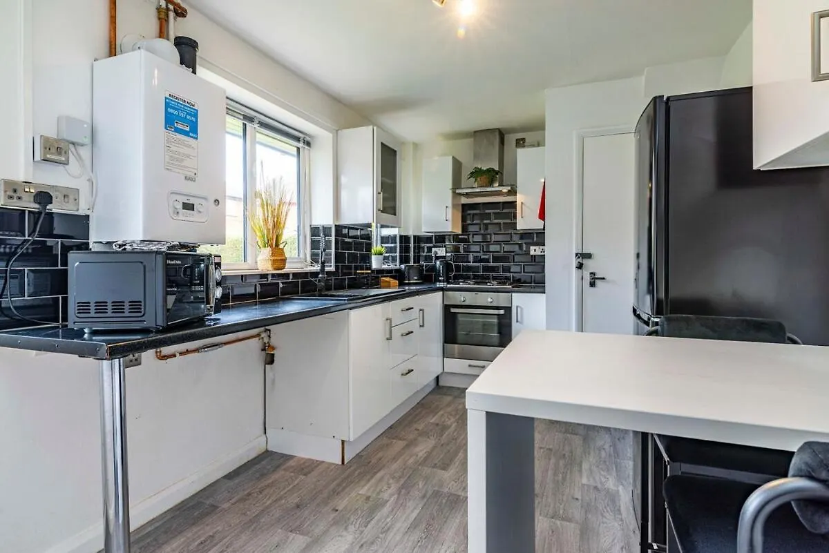 Entire Stylish Family Home With Free Parking Nottingham