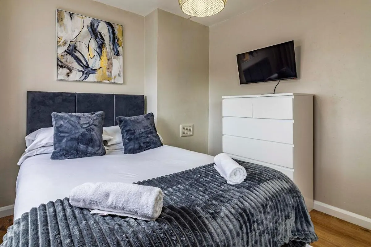 Entire Stylish Family Home With Free Parking Nottingham